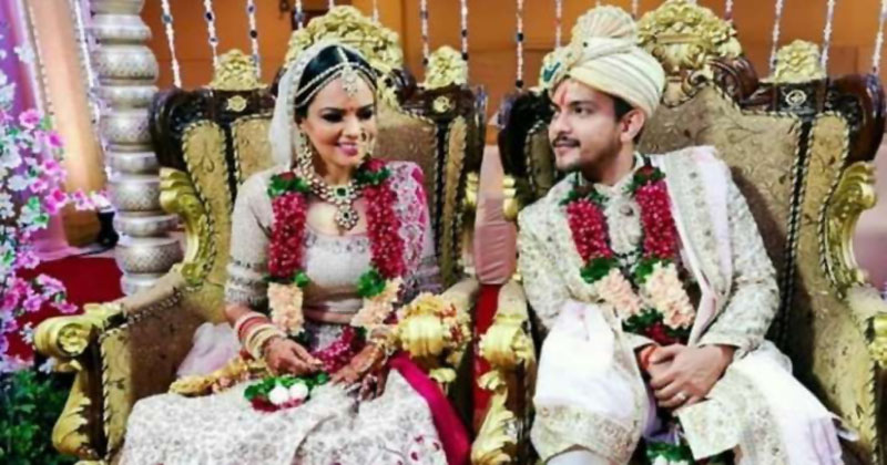 প্রেমিকার সঙ্গে মন্দিরে বিয়ে সারলেন গায়ক আদিত্য